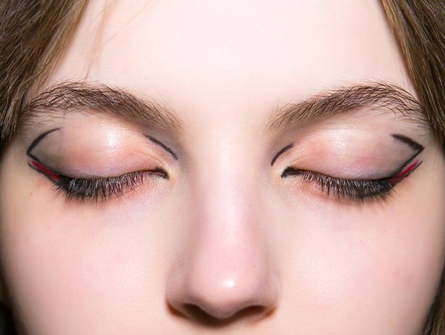 NEGATIVE EYELINER