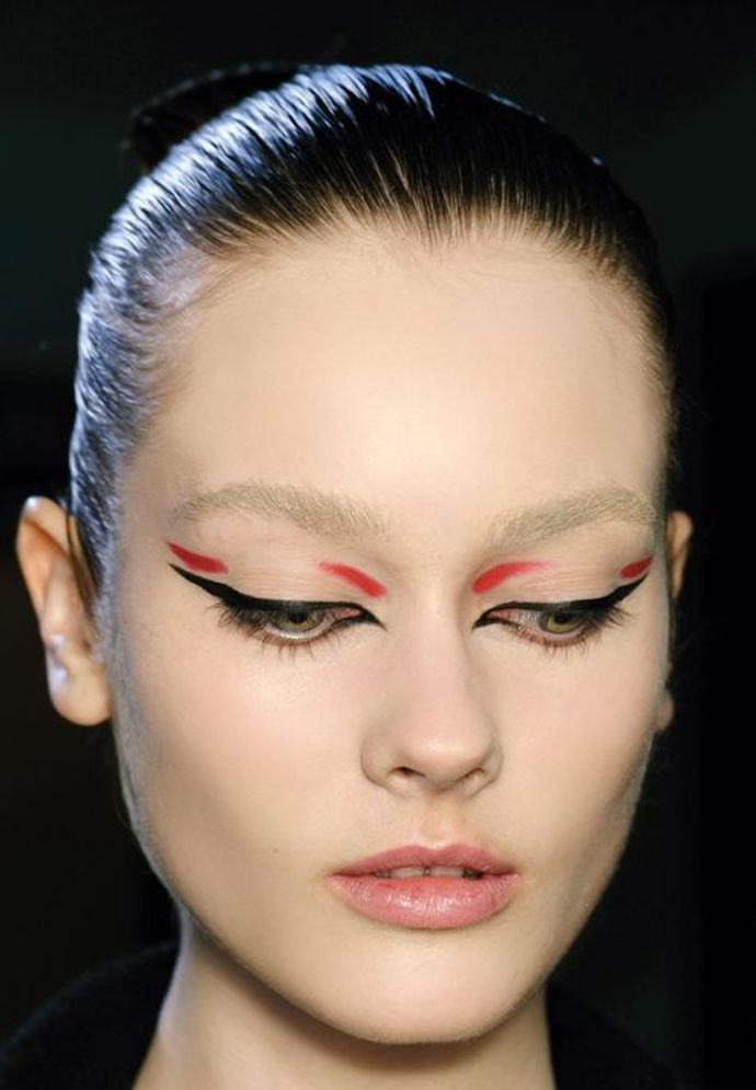 NEGATIVE EYELINER