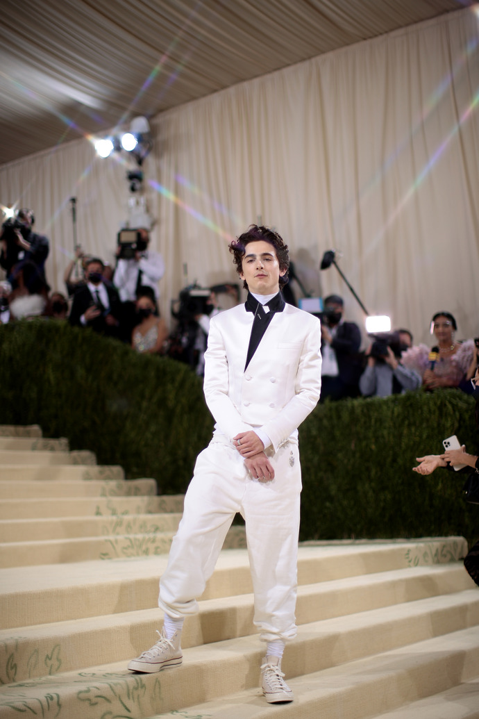  

Timothée Chalamet v kalhotech Haider Ackermann, saku Rick Owens a tenisek Converse Chuck Taylors
