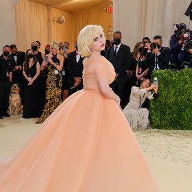  

Billie Eilish v modelu Oscar de la Renta
