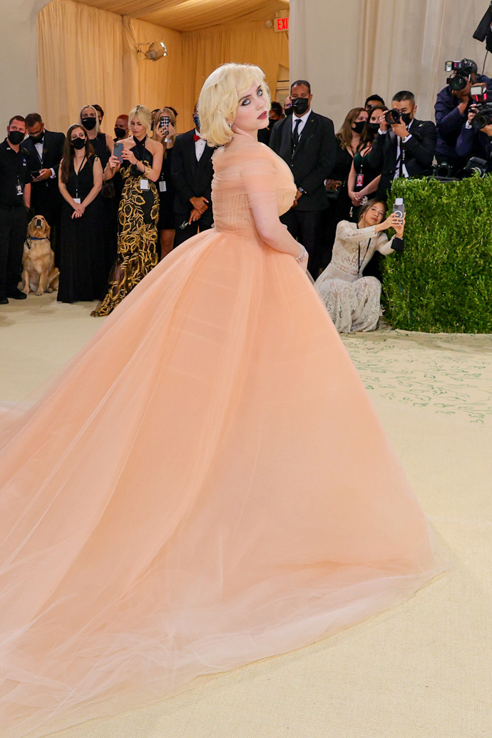  

Billie Eilish v modelu Oscar de la Renta
