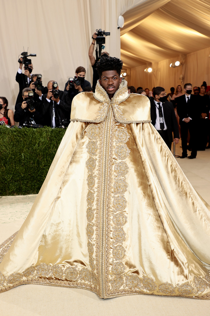  

Lil Nas X v modelu Versace 
