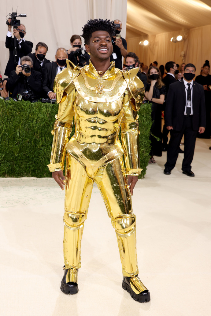  

Lil Nas X v modelu Versace 
