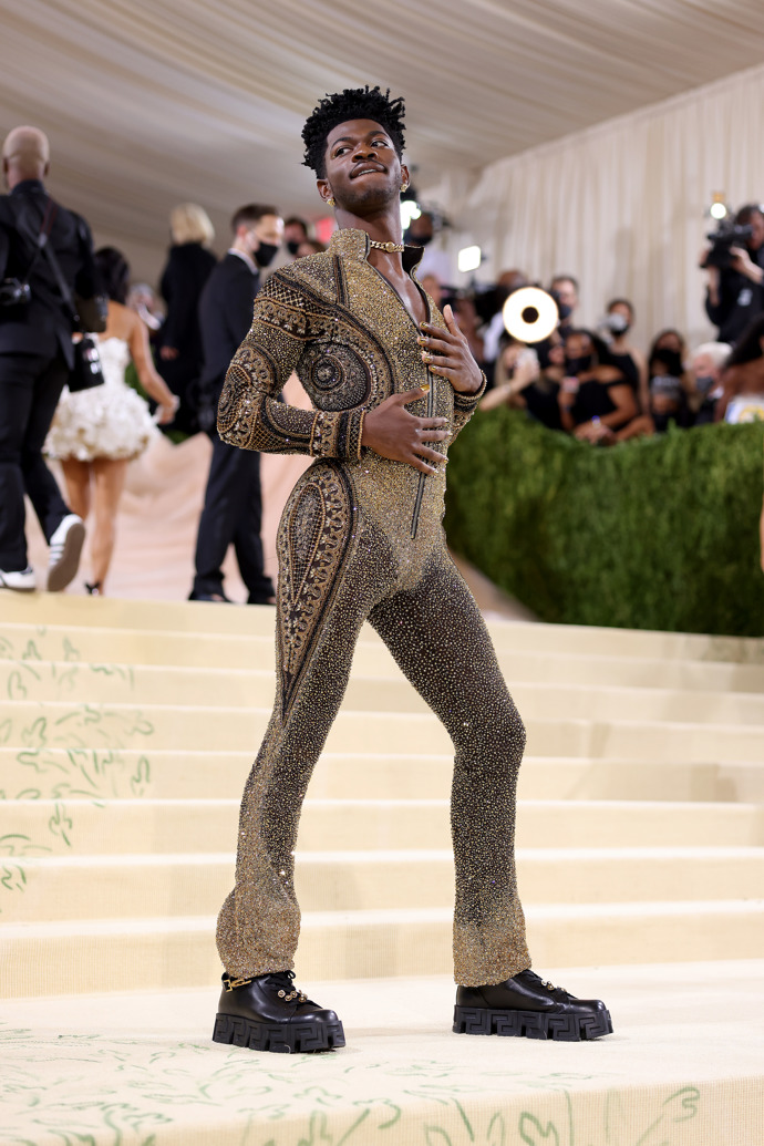  

Lil Nas X v modelu Versace 
