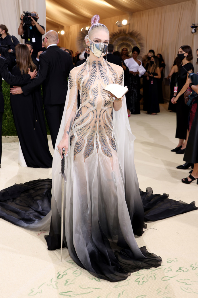  

Grimes v modelu Iris Van Herpen
