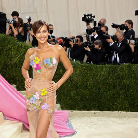  

Irina Shayk v modelu Moschino
