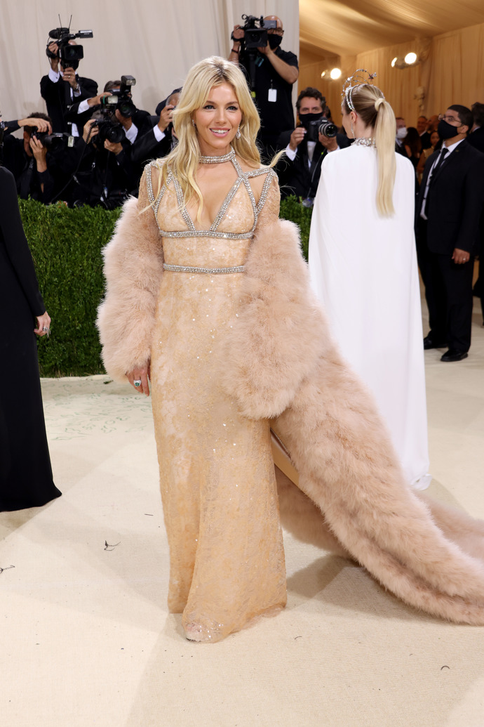  

Sienna Miller v modelu Gucci
