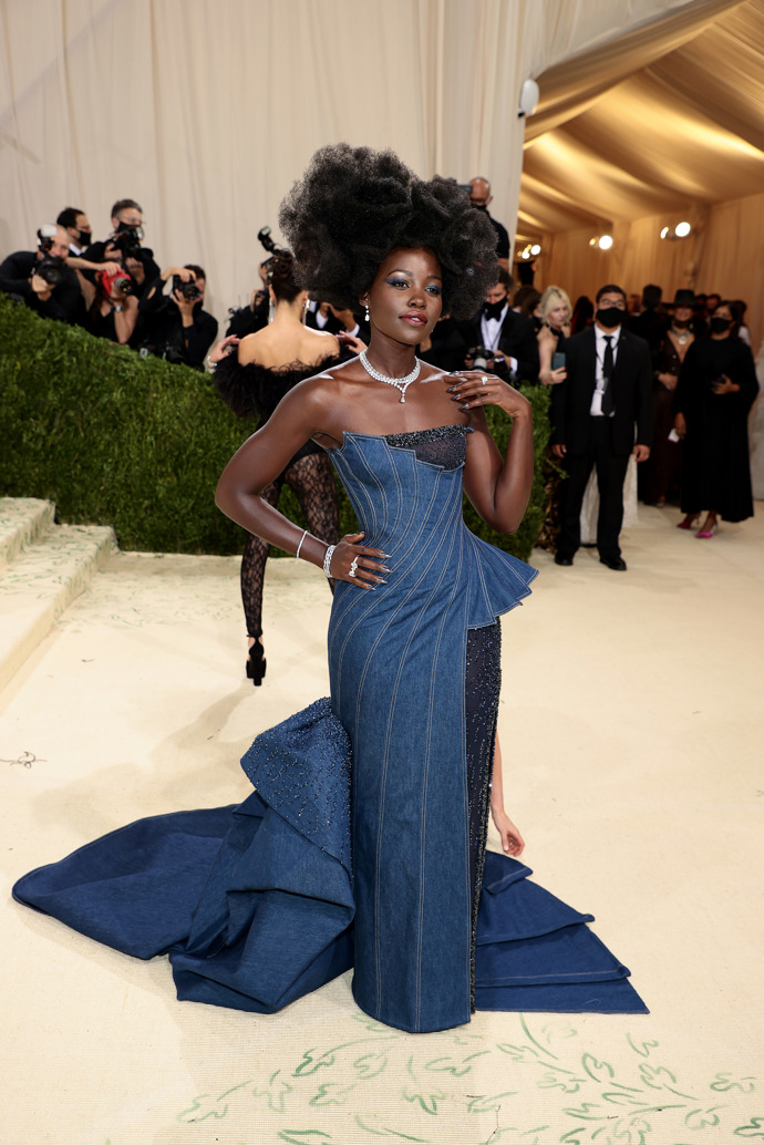  

Lupita Nyong'o v modelu Versace 

