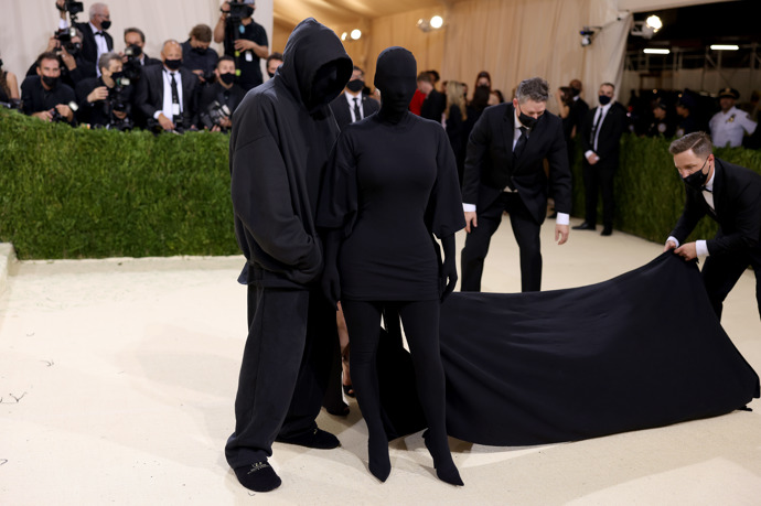  

Kim Kardashian v modelu Balenciaga
