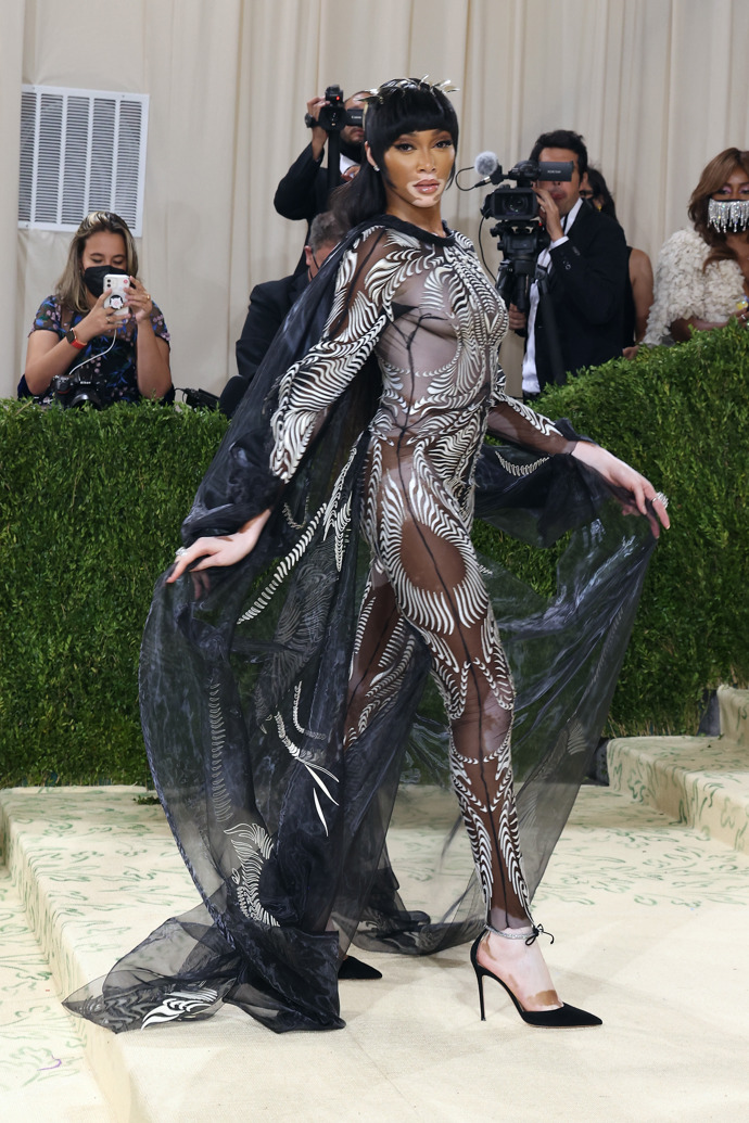  

Winnie Harlow v modelu Iris Van Herpen
