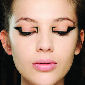 NEGATIVE EYELINER