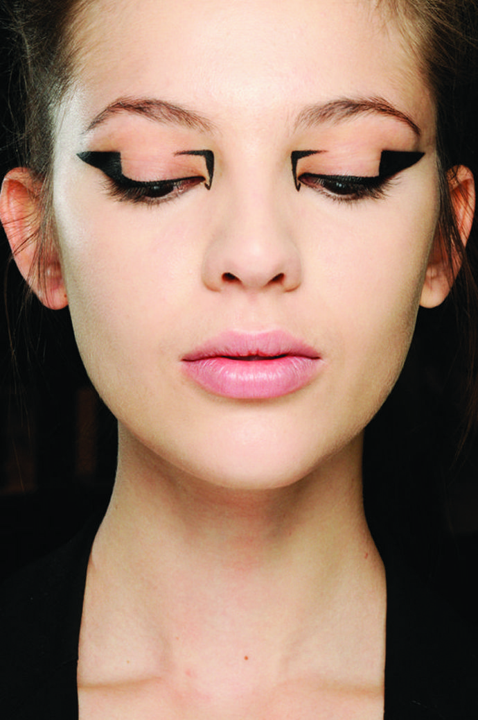NEGATIVE EYELINER