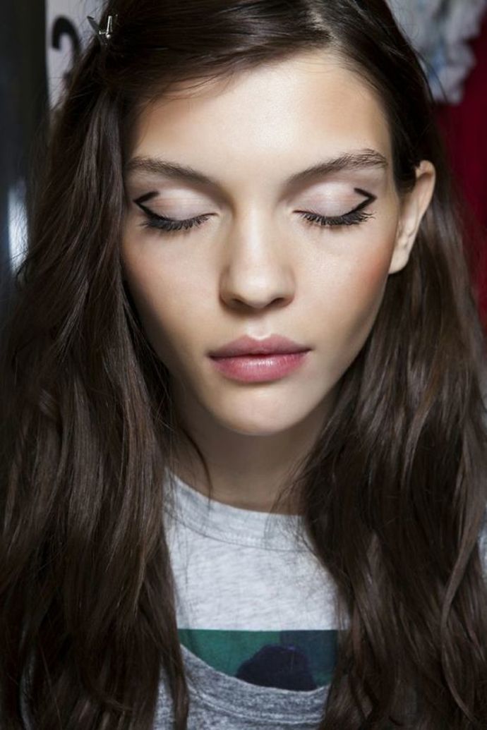 NEGATIVE EYELINER