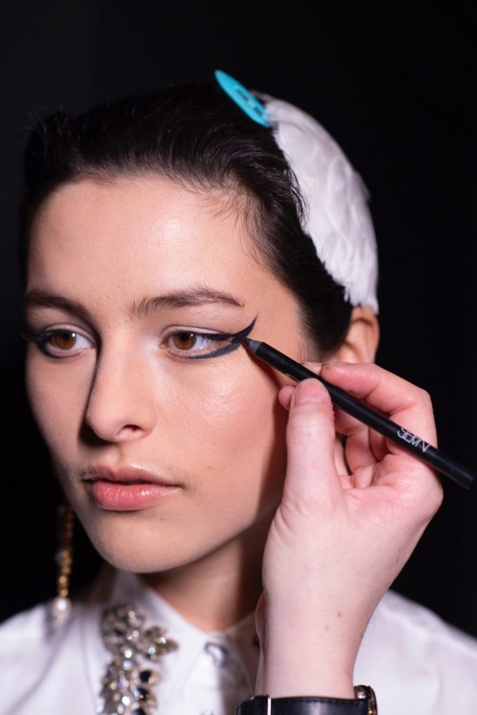 NEGATIVE EYELINER