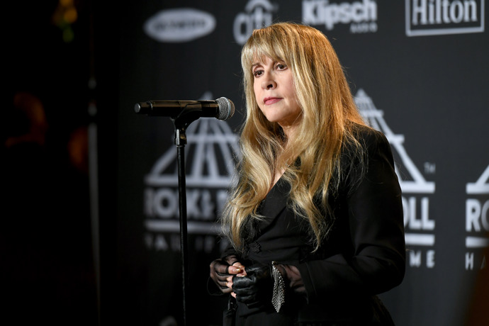  

Stevie Nicks v rozhovoru pro In Style vysvětlila, že tuto volbu viděla vždy mezi umělkytí a matkou či milenkou. Vybrala si první možnost.
