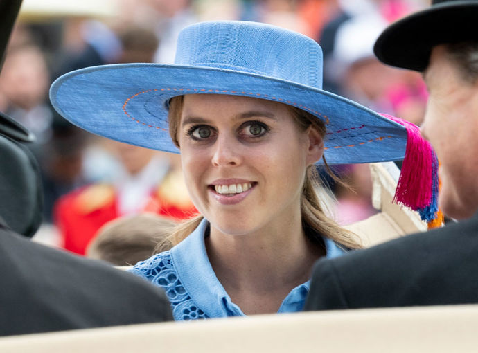 Princezna Beatrice je na tom podobně jako její sestra Eugenie. V jejím svěřeneckém fondu je 5 milionů dolarů. Navíc ji podporuje její otec princ Andrew ze soukromých zdrojů. Beatrice se živila také prací jako běžný smrtelník, zastávala post jako viceprezidentka softwarové společnosti Afiniti.
Princezna Beatrice je na tom podobně jako její sestra Eugenie. V jejím svěřeneckém fondu je 5 milionů dolarů. Navíc ji podporuje její otec princ Andrew ze soukromých zdrojů. Beatrice se živila také prací jako běžný smrtelník, zastávala post jako viceprezidentka softwarové společnosti Afiniti.