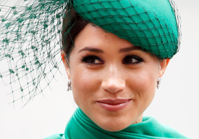 Meghan Markle se rozhodně nepřivdala do královské rodiny jako chudák, její kariéra herečky jí vynesla hezkých 5 milionů dolarů. Za jednu epizodu v seriálu Suits dostávala 50 000 dolarů a když připočítáme ještě její další role... Samozřejmě, jako v případě jejího manžela, i její výdaje byly hrazeny z cornwallského panství prince Charlese... nyní se ona i Harry musí postarat o svá konta samostatně.
Meghan Markle se rozhodně nepřivdala do královské rodiny jako chudák, její kariéra herečky jí vynesla hezkých 5 milionů dolarů. Za jednu epizodu v seriálu Suits dostávala 50 000 dolarů a když připočítáme ještě její další role... Samozřejmě, jako v případě jejího manžela, i její výdaje byly hrazeny z cornwallského panství prince Charlese... nyní se ona i Harry musí postarat o svá konta samostatně.