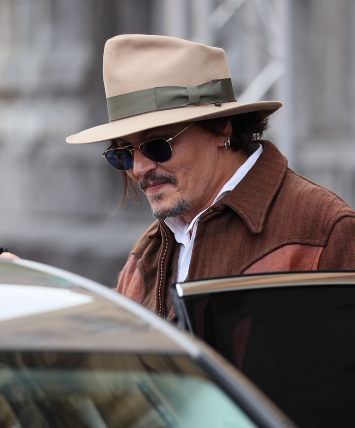  

Johnny Depp si koupil kytaru za 320 000 dolarů, ale prý ji ještě nepoužil....
