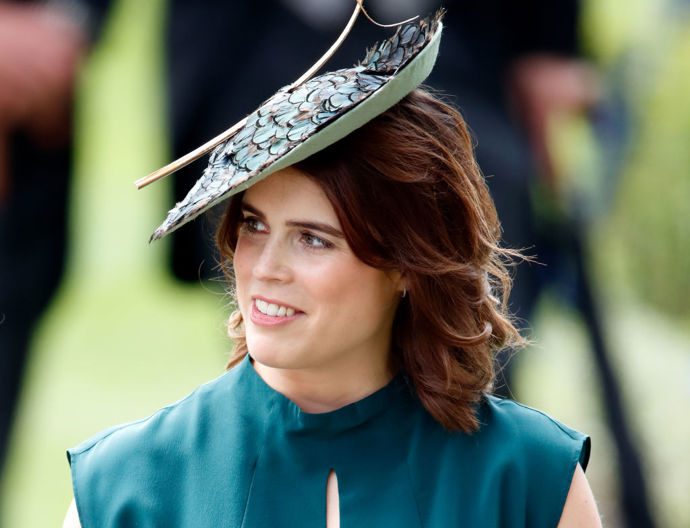 Princezna Eugenie není na rozdíl od svých příbuzných “aktivní královskou členkou” a proto nepobírá grant – tedy nežije z peněz daňových poplatníků (stručně řečeno). Ale i tak ji nenechá královna na holičkách. Má svěřenecký fond a také slušnou sumu (4 miliony dolarů) zdědila po své matce. K tomu všemu pracovala jako ředitelka umělecké galerie Hauser & Wirth a její statky jsou ohodnoceny na 4,8 milionů dolarů.
Princezna Eugenie není na rozdíl od svých příbuzných “aktivní královskou členkou” a proto nepobírá grant – tedy nežije z peněz daňových poplatníků (stručně řečeno). Ale i tak ji nenechá královna na holičkách. Má svěřenecký fond a také slušnou sumu (4 miliony dolarů) zdědila po své matce. K tomu všemu pracovala jako ředitelka umělecké galerie Hauser & Wirth a její statky jsou ohodnoceny na 4,8 milionů dolarů.