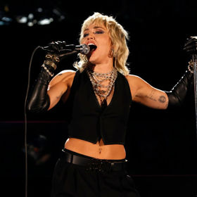 Miley Cyrus řekla americké ELLE, že důvod, proč nechce děti je čistě enviromentální. "Světu děláme to samé, co ženám. Jen bereme a bereme a očekáváme, že bude neustále produkovat. Já dávat nebudu. Odmítám mít dítě do té doby, něž si budu jistá, že bude žít za Zemi, kde najde ryby ve vodě."
Miley Cyrus řekla americké ELLE, že důvod, proč nechce děti je čistě enviromentální. "Světu děláme to samé, co ženám. Jen bereme a bereme a očekáváme, že bude neustále produkovat. Já dávat nebudu. Odmítám mít dítě do té doby, něž si budu jistá, že bude žít za Zemi, kde najde ryby ve vodě."