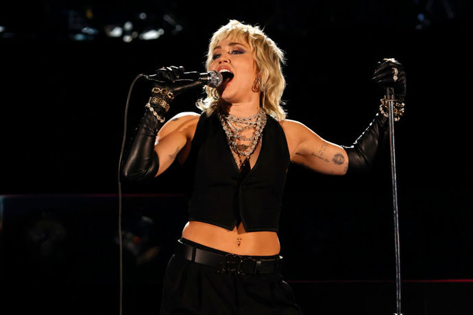 

Miley Cyrus řekla americké ELLE, že důvod, proč nechce děti je čistě enviromentální. "Světu děláme to samé, co ženám. Jen bereme a bereme a očekáváme, že bude neustále produkovat. Já dávat nebudu. Odmítám mít dítě do té doby, něž si budu jistá, že bude žít za Zemi, kde najde ryby ve vodě."
