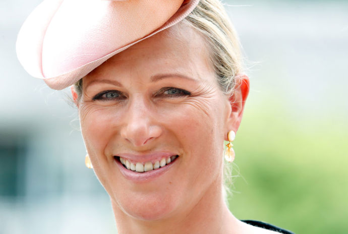 Zara Tindall je dcerou princezny Anny a také je olympijskou medailistkou. Její jmění 20 milionů dolarů možná není možná není na královské poměry tak vysoké, ale částečně ho vydělala sama díky její značce šperků, a to musíme ocenit.
Zara Tindall je dcerou princezny Anny a také je olympijskou medailistkou. Její jmění 20 milionů dolarů možná není možná není na královské poměry tak vysoké, ale částečně ho vydělala sama díky její značce šperků, a to musíme ocenit.