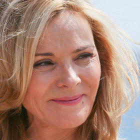 Kim Cattrall je stejně jako Samantha velmi svobodomyslná. “Když mi bylo pět, představovala jsem si, že budu mít sto dětí a sto psů. Poté jsem si uvědomila, že to bylo jen díky tlaku společnosti a věděla jsem, že jsem nebyla nikdy připravená vykročit vstříc mateřství. Prostě to není součástí mé zkušenosti,” řekla pro The Oprah magzine.
Kim Cattrall je stejně jako Samantha velmi svobodomyslná. “Když mi bylo pět, představovala jsem si, že budu mít sto dětí a sto psů. Poté jsem si uvědomila, že to bylo jen díky tlaku společnosti a věděla jsem, že jsem nebyla nikdy připravená vykročit vstříc mateřství. Prostě to není součástí mé zkušenosti,” řekla pro The Oprah magzine.