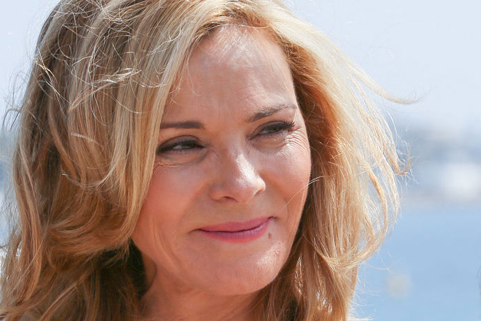  

Kim Cattrall je stejně jako Samantha velmi svobodomyslná. “Když mi bylo pět, představovala jsem si, že budu mít sto dětí a sto psů. Poté jsem si uvědomila, že to bylo jen díky tlaku společnosti a věděla jsem, že jsem nebyla nikdy připravená vykročit vstříc mateřství. Prostě to není součástí mé zkušenosti,” řekla pro The Oprah magzine.
