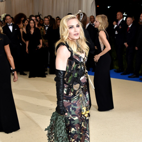 Zhruba 400 000 korun dává za posvátnou vodu kabaly Madonna. Víra se jednoduše neptá kolik.
Zhruba 400 000 korun dává za posvátnou vodu kabaly Madonna. Víra se jednoduše neptá kolik.