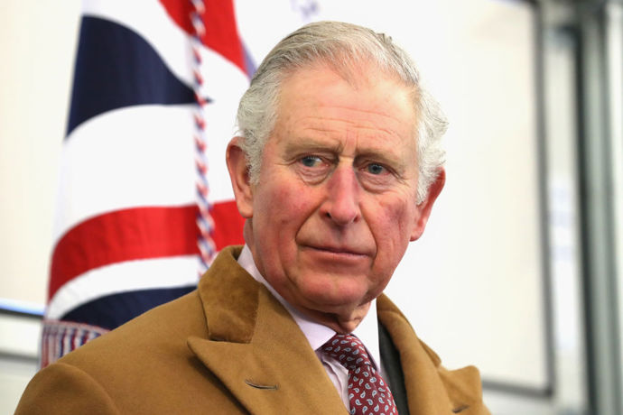 Princ Charles, tedy následník trůnu, má v bance velmi pěknou sumu, a to 400 milionů dolarů. Většina z jeho peněz proudí z cornwallského vévodství, privátního panství, které financuje všechny výdaje kohokoliv, kdo se stane vévodou z Walesu a jeho rodiny. Toto vévodství je celkově hodnoceno na 1,3 miliard dolarů a pokryje tak hravě náklady Prince Charlese, jeho manželky Camilly a popřípadě i jeho synů Williama a Harryho.
Princ Charles, tedy následník trůnu, má v bance velmi pěknou sumu, a to 400 milionů dolarů. Většina z jeho peněz proudí z cornwallského vévodství, privátního panství, které financuje všechny výdaje kohokoliv, kdo se stane vévodou z Walesu a jeho rodiny. Toto vévodství je celkově hodnoceno na 1,3 miliard dolarů a pokryje tak hravě náklady Prince Charlese, jeho manželky Camilly a popřípadě i jeho synů Williama a Harryho.