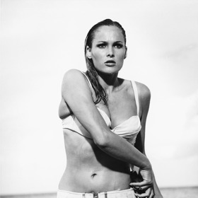  

Když si Ursula Andress zahrála v první bondovce Honey Ryder, postarala se možná o jeden z nejikoničtějších momentů vůbec. Vzpomeňme si na scénu z Dr. No (1962), kdy Honey Ryder vylézá z moře při lovu perel s bikinami opásanými páskem s nožem. 
