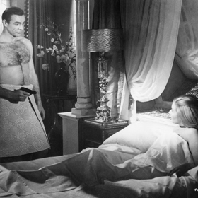  

V bondovce Srdečné pozdravy z Ruska (1963) herečka Daniela Bianchi ztvárnila Tatianu Romanovou. Postarala se o ikonickou scénu, ve které leží v Bondově posteli nahá, jen s náhrdelníkem.
