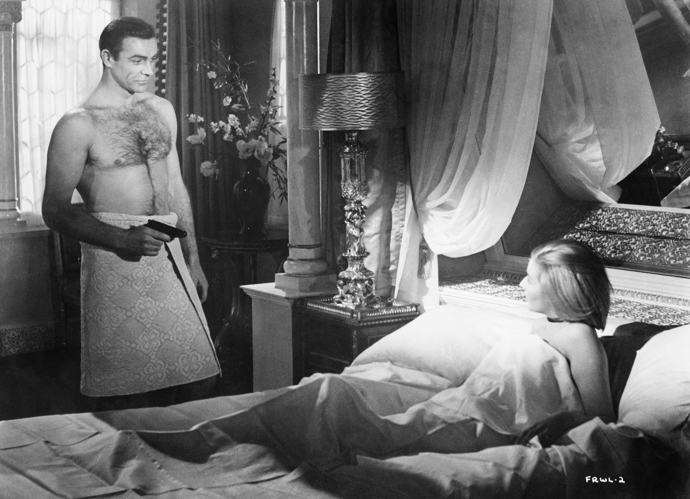V bondovce Srdečné pozdravy z Ruska (1963) herečka Daniela Bianchi ztvárnila Tatianu Romanovou. Postarala se o ikonickou scénu, ve které leží v Bondově posteli nahá, jen s náhrdelníkem.
V bondovce Srdečné pozdravy z Ruska (1963) herečka Daniela Bianchi ztvárnila Tatianu Romanovou. Postarala se o ikonickou scénu, ve které leží v Bondově posteli nahá, jen s náhrdelníkem.