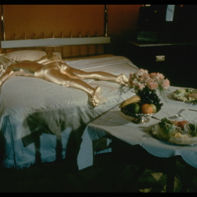  

Ve snímku Goldfinger z roku 1964 si po boku Seana Conneryho zahrála Shirley Eaton milenku Jill Masterson. Jejich setkávání se pro Jill stalo osudným. Za ikonickou módní scénu považujeme tu, kdy Jill leží nahá, usmrcená záporňákem Goldfingerem, pokrytá zlatem v legendárním hotelu od Morrise Lapiduse v Miami. Podobný moment se opakoval i v bondovce Quantum of Solace.

