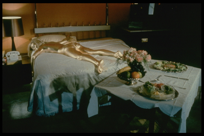Ve snímku Goldfinger z roku 1964 si po boku Seana Conneryho zahrála Shirley Eaton milenku Jill Masterson. Jejich setkávání se pro Jill stalo osudným. Za ikonickou módní scénu považujeme tu, kdy Jill leží nahá, usmrcená záporňákem Goldfingerem, pokrytá zlatem v legendárním hotelu od Morrise Lapiduse v Miami. Podobný moment se opakoval i v bondovce Quantum of Solace.
Ve snímku Goldfinger z roku 1964 si po boku Seana Conneryho zahrála Shirley Eaton milenku Jill Masterson. Jejich setkávání se pro Jill stalo osudným. Za ikonickou módní scénu považujeme tu, kdy Jill leží nahá, usmrcená záporňákem Goldfingerem, pokrytá zlatem v legendárním hotelu od Morrise Lapiduse v Miami. Podobný moment se opakoval i v bondovce Quantum of Solace.