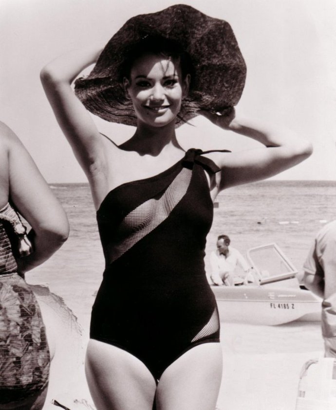Domino Derval, Bond Girl, kterou si zahrála ve filmu Thunderball z roku 1965 Claudia Auger, si užila svůj nezapomenutelný módní moment na pláži v jednodílných bikinách s průřezem.
Domino Derval, Bond Girl, kterou si zahrála ve filmu Thunderball z roku 1965 Claudia Auger, si užila svůj nezapomenutelný módní moment na pláži v jednodílných bikinách s průřezem.