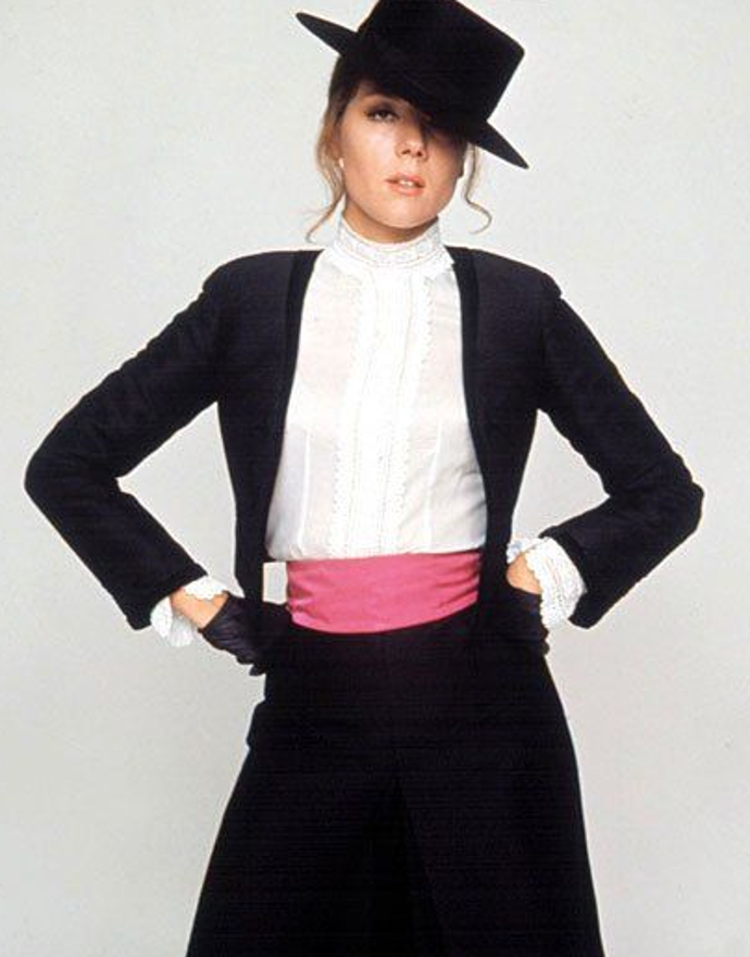 Diana Rigg jako Teresa di Vicenzo oslnila ve filmu Ve službách jejího veličenstva (1969) v toreadorském obleku.
Diana Rigg jako Teresa di Vicenzo oslnila ve filmu Ve službách jejího veličenstva (1969) v toreadorském obleku.