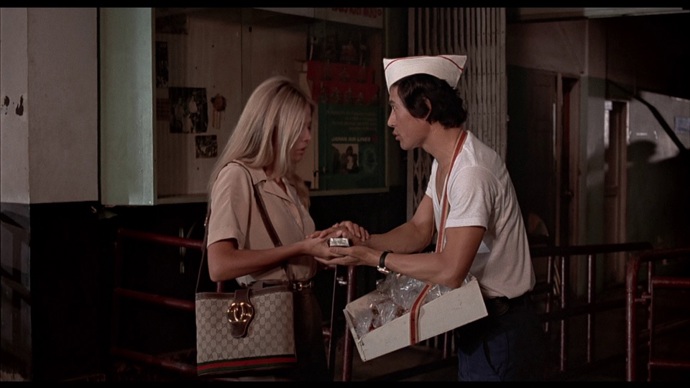 Film Muž se zlatou zbraní (1974), kde Britt Ekland alias Mary Goodnight oblékla jednoduché béžové triko a široké kalhoty společně s ikonickou Gucci kabelkou.
Film Muž se zlatou zbraní (1974), kde Britt Ekland alias Mary Goodnight oblékla jednoduché béžové triko a široké kalhoty společně s ikonickou Gucci kabelkou.