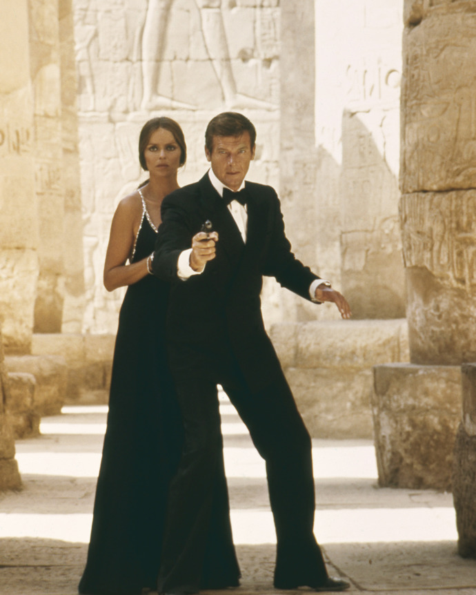 Barbara Bach jako Anya Amasova ve filmu Špion, který mě miloval (1977) při neopakovatelné scéně ve večerních šatech mezi egyptskými pyramidami.
Barbara Bach jako Anya Amasova ve filmu Špion, který mě miloval (1977) při neopakovatelné scéně ve večerních šatech mezi egyptskými pyramidami.