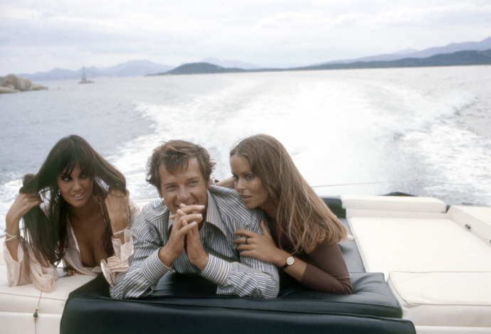 Caroline Munro alias padouch Naomi, taktéž ve filmu Špion, který mě miloval (1977) vítá Bonda a Anyu na palbě člunu v sexy bikinách.
Caroline Munro alias padouch Naomi, taktéž ve filmu Špion, který mě miloval (1977) vítá Bonda a Anyu na palbě člunu v sexy bikinách.
