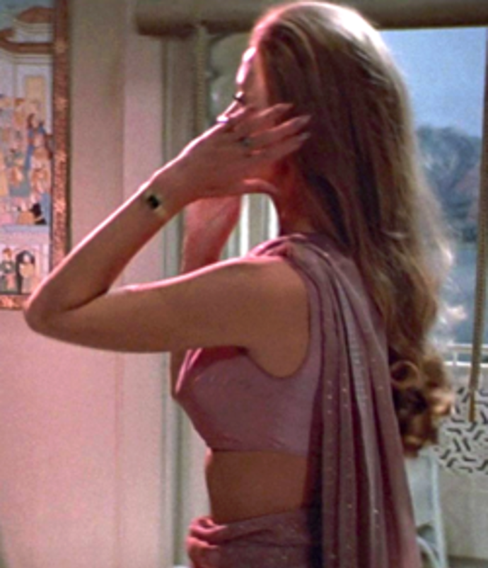 Kristina Wayborn jako Magda se ve filmu Chobotnička (1983) spustila z balkónu Jamese Bonda v sárí, dole už se objevila jen ve spodním prádle. Opravdový Bond Girl moment!
Kristina Wayborn jako Magda se ve filmu Chobotnička (1983) spustila z balkónu Jamese Bonda v sárí, dole už se objevila jen ve spodním prádle. Opravdový Bond Girl moment!