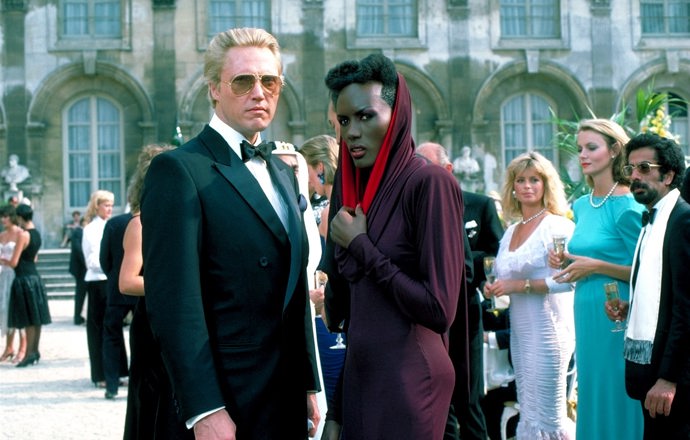 Naprosto ikonická Grace Jones v roli May Day se ve filmu Vyhlídka na smrt (1985) objevila v ještě ikoničtějších šatech Azzedine Alaïa.
Naprosto ikonická Grace Jones v roli May Day se ve filmu Vyhlídka na smrt (1985) objevila v ještě ikoničtějších šatech Azzedine Alaïa.