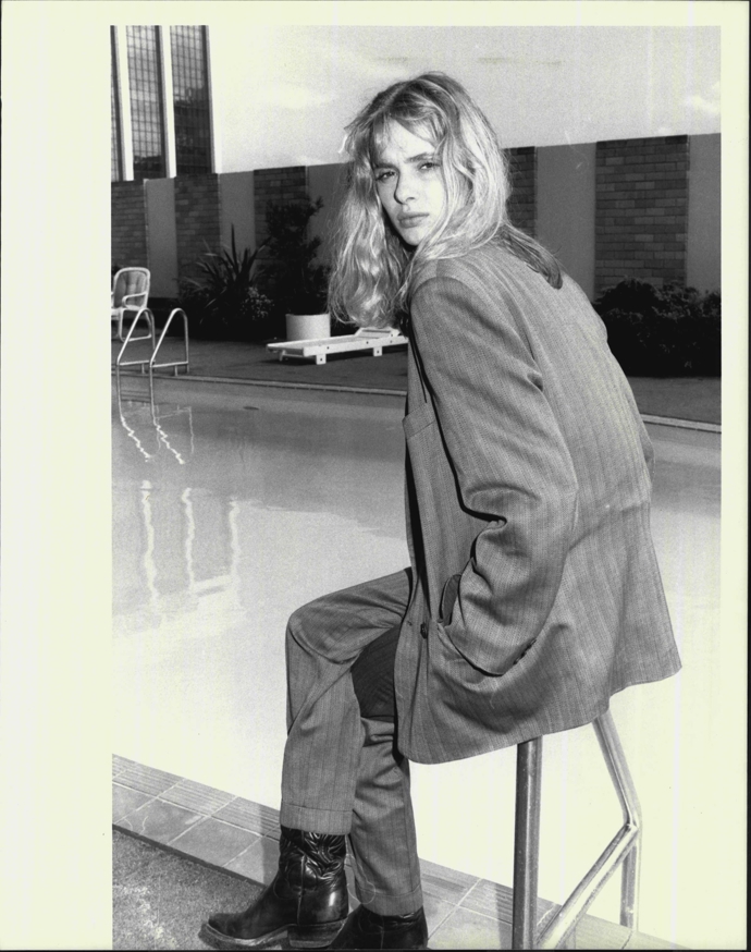 Maryam d'Abo v bondovce Dech života 1987 po boku Timothyho Daltona jako Kara Milovyová. Předvedla nadčasový šatník s pánskými prvky.
Maryam d'Abo v bondovce Dech života 1987 po boku Timothyho Daltona jako Kara Milovyová. Předvedla nadčasový šatník s pánskými prvky.