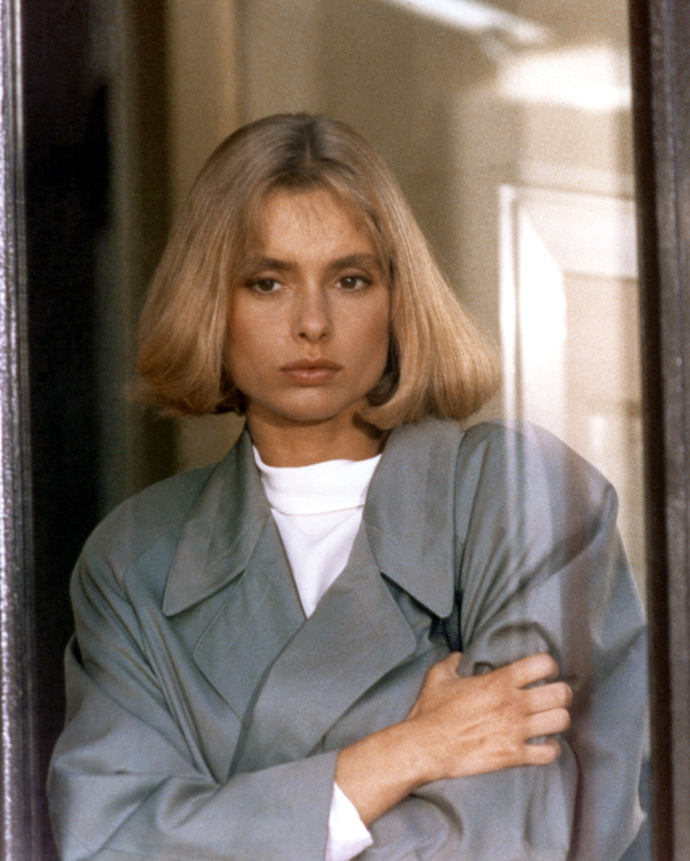 Maryam d'Abo v bondovce Dech života 1987 po boku Timothyho Daltona jako Kara Milovyová. Předvedla nadčasový šatník s pánskými prvky.
Maryam d'Abo v bondovce Dech života 1987 po boku Timothyho Daltona jako Kara Milovyová. Předvedla nadčasový šatník s pánskými prvky.