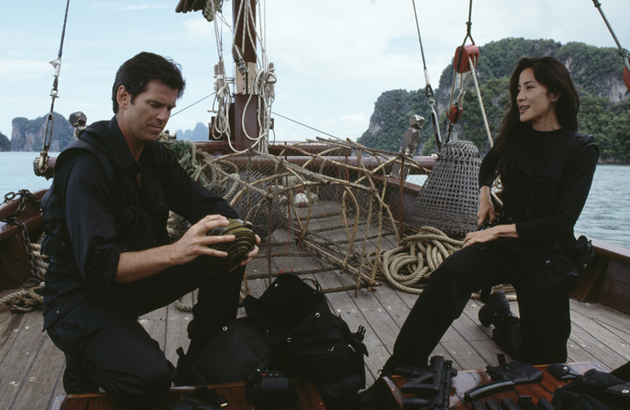 Půvabná agentka Wai Lin (Michelle Yeoh) v bondovce Zítřek nikdy neumírá (1997).
Půvabná agentka Wai Lin (Michelle Yeoh) v bondovce Zítřek nikdy neumírá (1997).