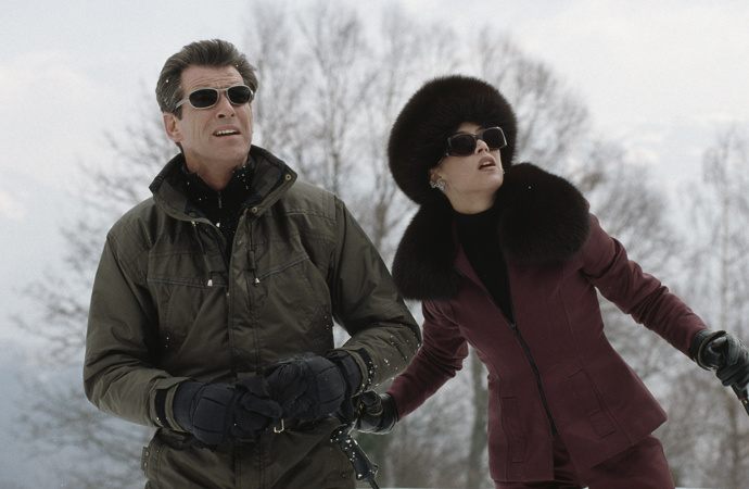 Krutá Elektra King, kterou si zahrála Sophie Marceau ve filmu Jeden svět nestačí (1999), zaujala v průhledných krajkových večerních šatech.
Krutá Elektra King, kterou si zahrála Sophie Marceau ve filmu Jeden svět nestačí (1999), zaujala v průhledných krajkových večerních šatech.