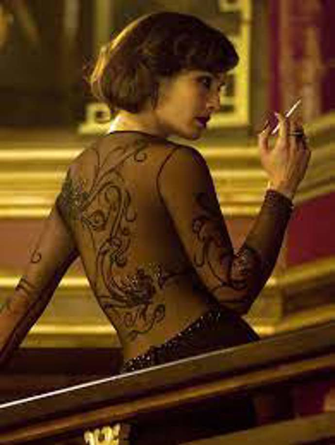 Bérénice Marlohe a její šaty s odhalenými zády v bondovce Skyfall (2012).
Bérénice Marlohe a její šaty s odhalenými zády v bondovce Skyfall (2012).