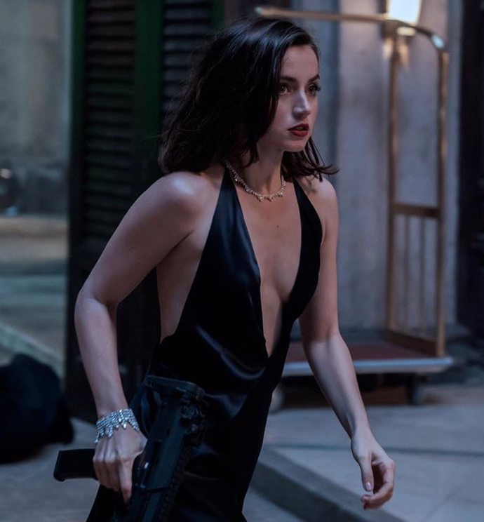 Není čas zemřít (2021) tajemná a tak trochu bláznivá agentka CIA Paloma (Ana de Armas), se kterou se James Bond setkal na večírku Spectre, si střihla přestřelku s úhlavními nepřáteli v sexy večerních šatech.
Není čas zemřít (2021) tajemná a tak trochu bláznivá agentka CIA Paloma (Ana de Armas), se kterou se James Bond setkal na večírku Spectre, si střihla přestřelku s úhlavními nepřáteli v sexy večerních šatech.
