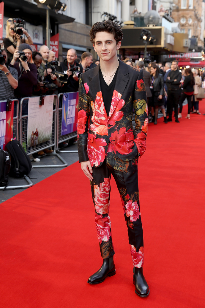  

V roce 2018 na londýnské premiéře Beautiful Boy. Timothée v obleku s odvážným květinovým potiskem.
