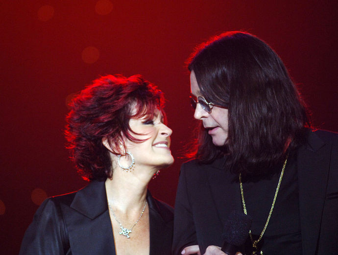 Ozzy a Sharon Osborne
Rocková legenda Ozzy Osbourne z Black Sabbath se oženil se Sharon 4. července 1982. Prohlásil, že se s ní záměrně oženil na Den nezávislosti, aby nikdy nezapomněl na jejich výročí. Osbournovi jsou manželé dodnes, a o své vzestupy a pády se s publikem dělili v rámci své TV reality show The Osbornes v letech 2002-2005.
Ozzy a Sharon Osborne
Rocková legenda Ozzy Osbourne z Black Sabbath se oženil se Sharon 4. července 1982. Prohlásil, že se s ní záměrně oženil na Den nezávislosti, aby nikdy nezapomněl na jejich výročí. Osbournovi jsou manželé dodnes, a o své vzestupy a pády se s publikem dělili v rámci své TV reality show The Osbornes v letech 2002-2005.